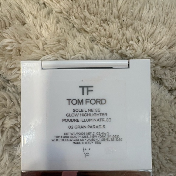 Tom Ford Soleil Neige Highlighter in Shimmering Gold. Color 02 gran paradis - Picture 4 of 4